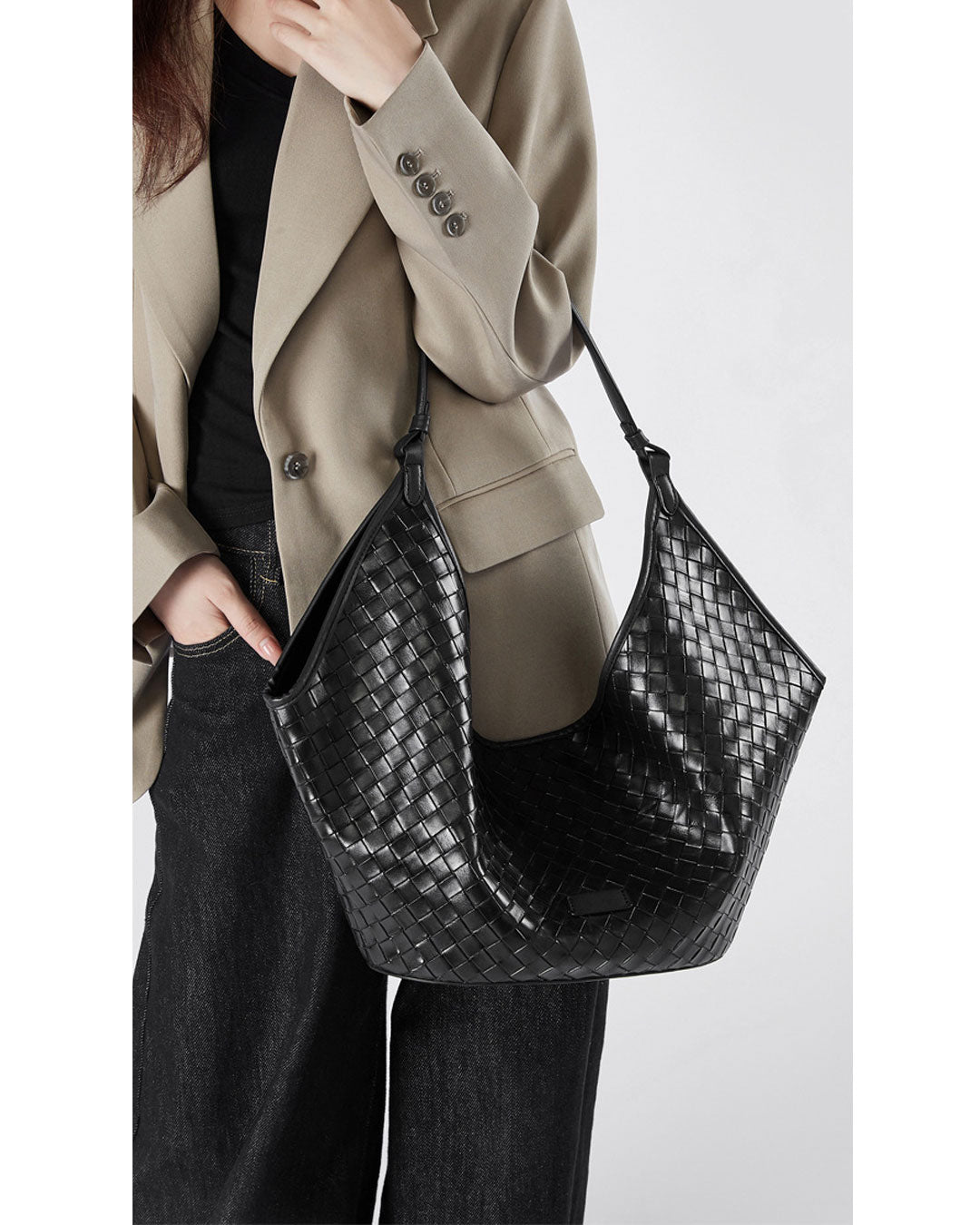 Luxury Looking Designer Inspired Large Capacity Woven Hobo Shoulder Bag for Everyday Life and Special Occasions.