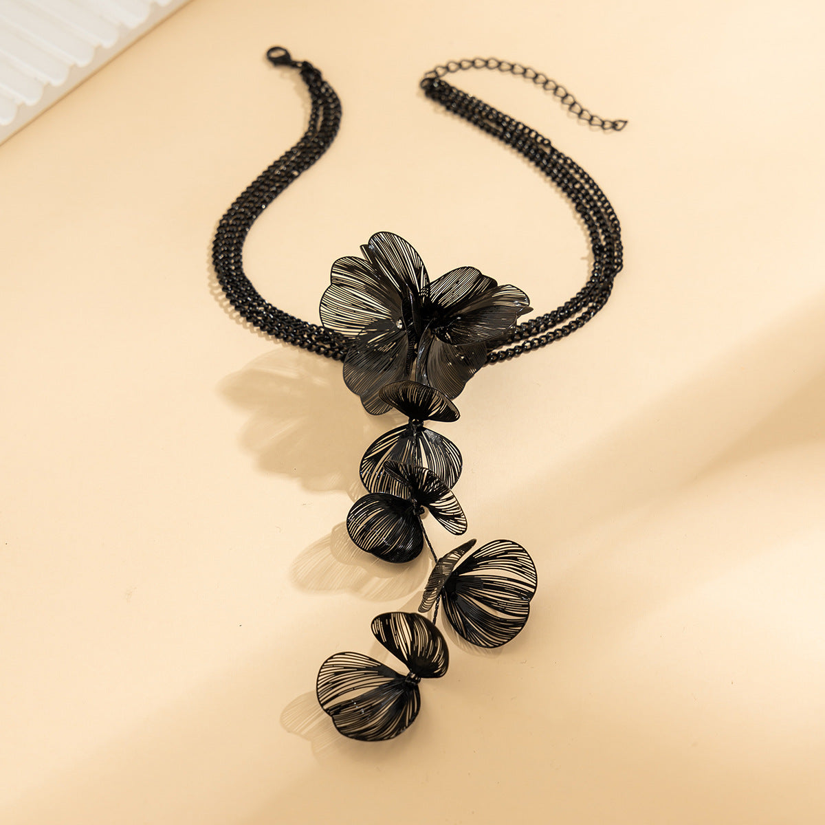 Graceful & Trendy: Triple Twisted Chain Ginkgo Leaf Tassel Choker Necklace Black Gold Silver for Fashion Forward Girls